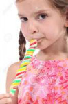 23807604-mädchen-saugen-lolly-pop.jpg