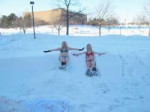 90503bikinisinthesnow8122505lo.jpg