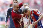 bayern-munichs-coach-josep-guardiola-pours-a-glass-of-beer-[...].jpg