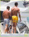 cristiano-ronaldo-shirtless-yacht-ride-in-miami-23.jpg