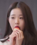 Wonyoung Went Viral For Eating A Strawberry (1).mp4