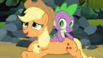 SpikescratchingApplejacksback.gif