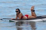 hailee-steinfeld-in-bikini-paddleboarding-in-hawaii-12-25-2[...].jpg