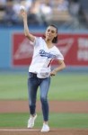 mila-kunis-throws-out-the-1st-pitch-before-the-game-at-dodg[...].jpg