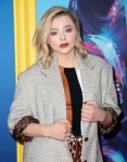 chloe-moretz-at-2018-teen-choice-awards-in-beverly-hills-08[...].jpg