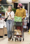 elizabeth-olsen-and-robbie-arnett-grocery-shopping-at-whole[...].jpg