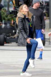 melissa-benoist-on-the-set-of-supergirl-in-vancouver-10-23-[...].jpg