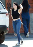 ariel-winter-at-sherman-oaks-animal-hospital-and-pet-suppli[...].jpg