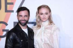 sophie-turner-louis-vuitton-volez-voguez-voyagez-exhibition[...].jpg