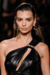 emily-ratajkowski-versace-pre-fall-2019-fashion-show-in-nyc[...].jpg