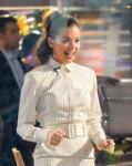 hailee-steinfeld-the-today-show-set-in-nyc-12-18-2018-6.jpg