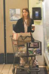 Jessica-Alba--Shopping-a-Whole-Foods-Market--07.jpg