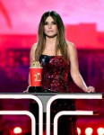 sandra-bullock-accepts-the-award-at-the-2019-mtv-movie-tv-a[...].jpg