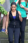 Salma+Hayek+sports+skin+tight+lycra+outfit+uNoHcoZoxaQx.jpg