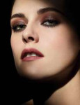 Kristen-Stewart-Noir-et-Blanc-de-Chanel-makeup-collection-c[...].jpg