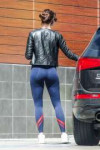 emma-stone-booty-in-spandex-at-a-gas-station-in-malibu-3-26[...].jpg