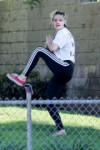 kristen-stewart-enjoys-a-game-of-softball-with-her-friends-[...].jpg