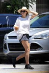 elizabeth-olsen-dressed-casually-in-white-top-and-gym-short[...].jpg