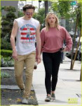 chloe-moretz-brooklyn-beckham-lunch-friends-02.jpg