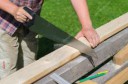 depositphotos28712445-stock-photo-handyman-sawing-long-wood[...]