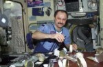 2001.06.16ISS-02YuryUsachyovwithfoodintheZvezdaservicemodule.jpg