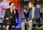 millie-bobby-brown-naoh-schnapp-hold-hands-at-stranger-thin[...].jpg