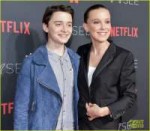 millie-bobby-brown-naoh-schnapp-hold-hands-at-stranger-thin[...].jpg