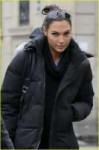 gal-gadot-bundles-up-for-paris-travels-04.jpg